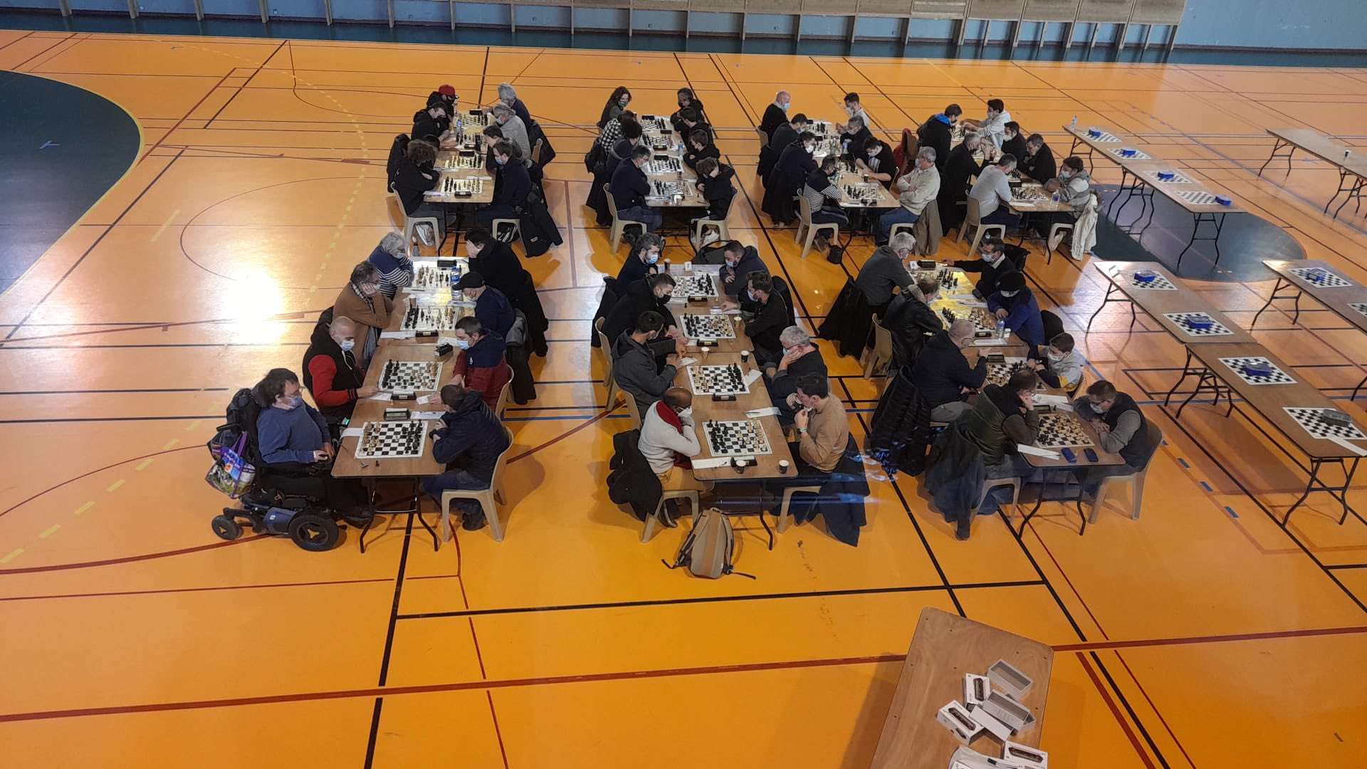 Vue de la salle de la Coupe 2000 à Albertville, joueurs concentrés sur leurs échiquiers