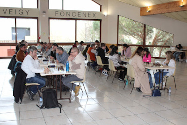 La salle de la phase 1 de la Coupe Parité à Veigy-Foncenex, équipes en pleine ronde